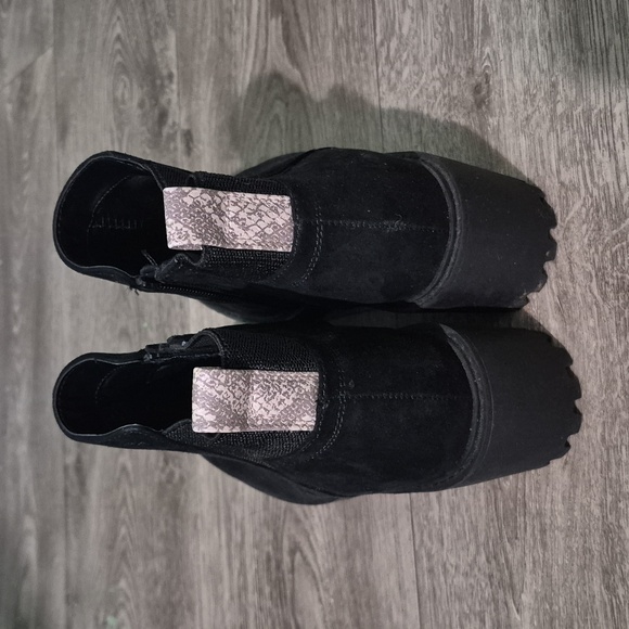 Universal Thread‎ Black Ankle Booties - Picture 3 of 5